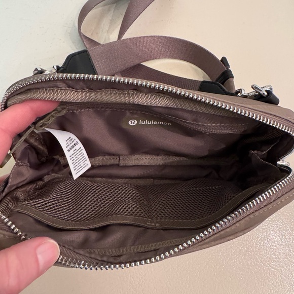 Everywhere Convertible Crossbody Bag 1.5L-NWOT - Picture 3 of 3